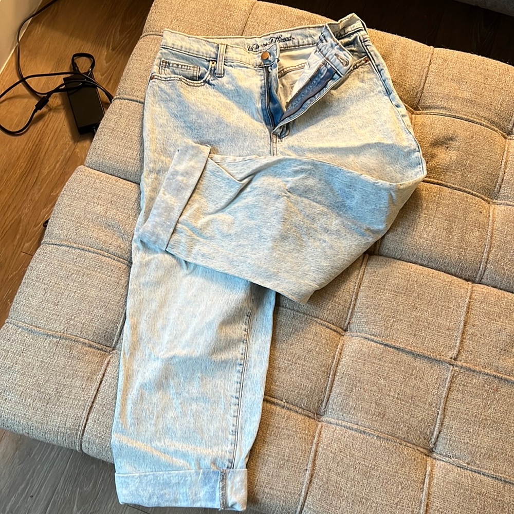 Universal Thread light wash high waisted jean Size 8 29R